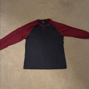 GAP Men's Black and Red Raglan Shirt